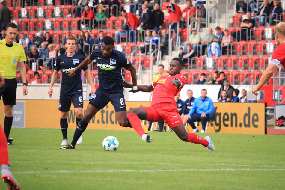 Im Zweikampf: Salomon Kalou (l.) und Neuzugang Merveille Biankadi.