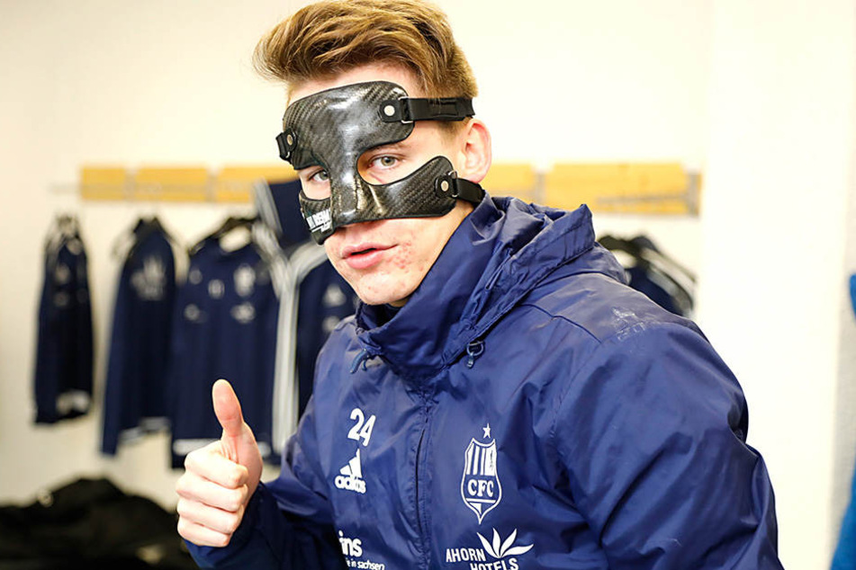 Gegen Aalen bekam Florian Hansch einen Schlag auf die Nase, spielte aber weiter. Nach dem Abpfiff ging’s zum Arzt - Nasenbeinbruch. Jetzt trägt er eine Maske.