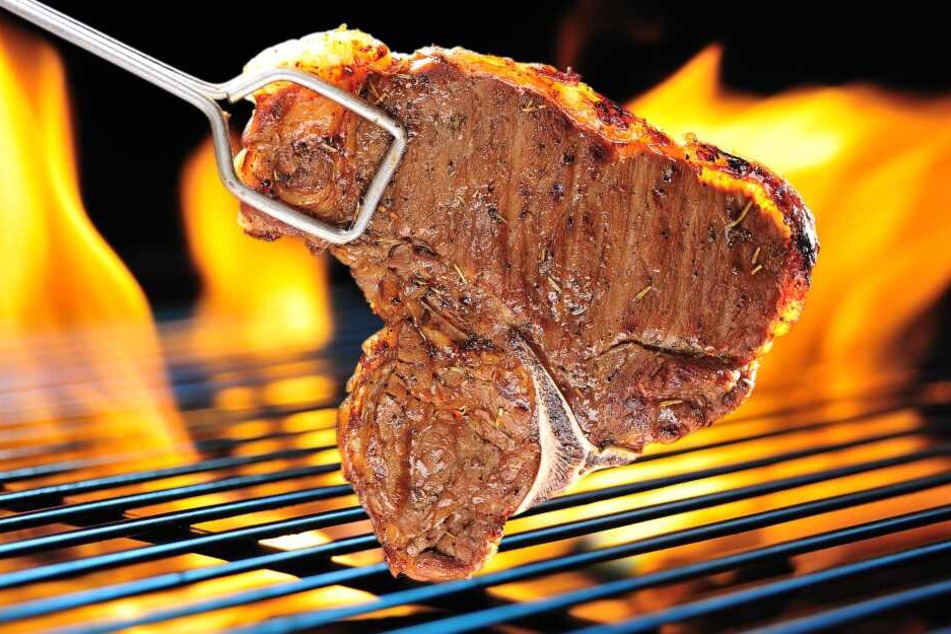 Ein Dieb steckte zwei Packungen Fleisch im Wert von acht Euro in seinen Rucksack.