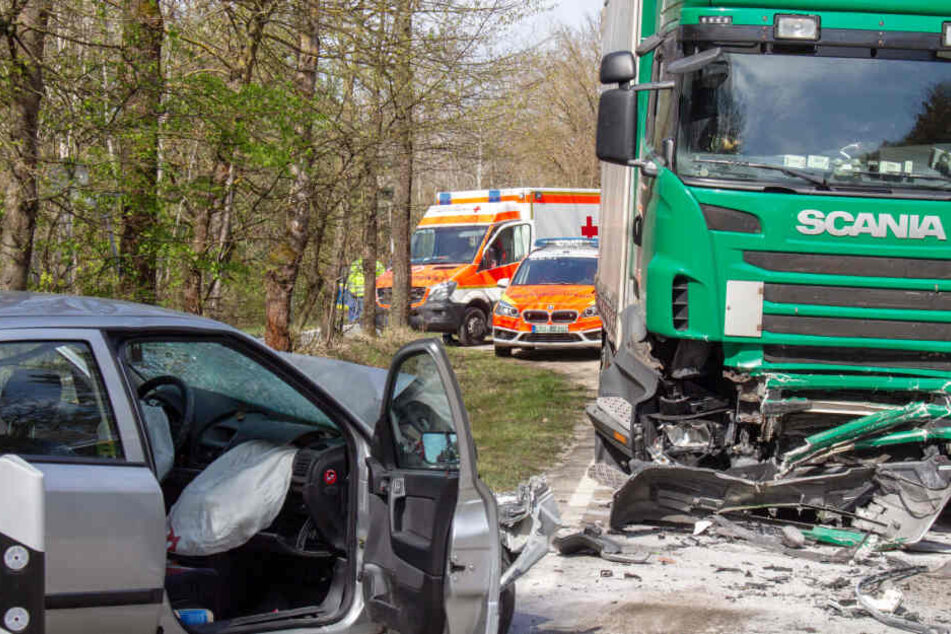 Ein Opel-Fahrer ist auf die Gegenfahrbahn gekommen und mit einem Lkw kollidiert.