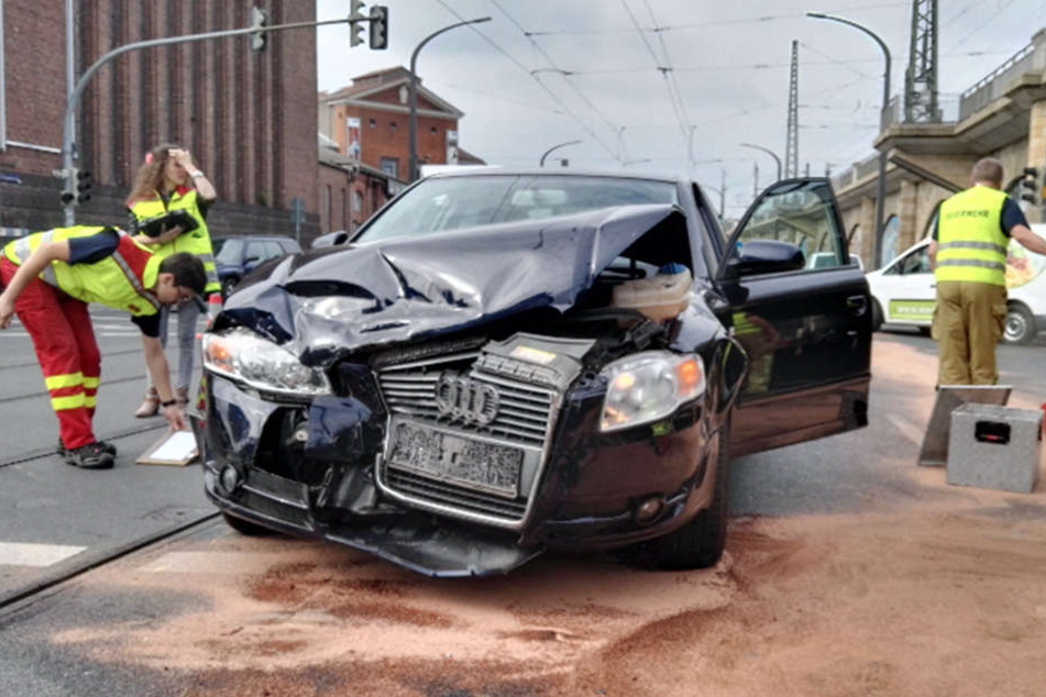 Am Audi entstand wohl ein Totalschaden. Die Fahrer wurden leicht verletzt.