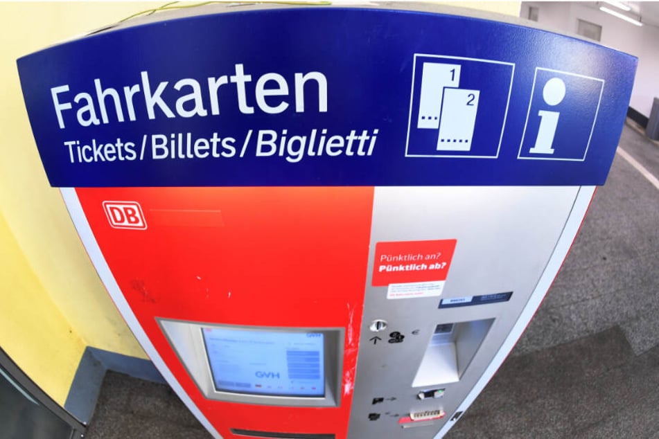 Ein Fahrkartenautomat der DB steht im Bahnhof. (Symbolbild)