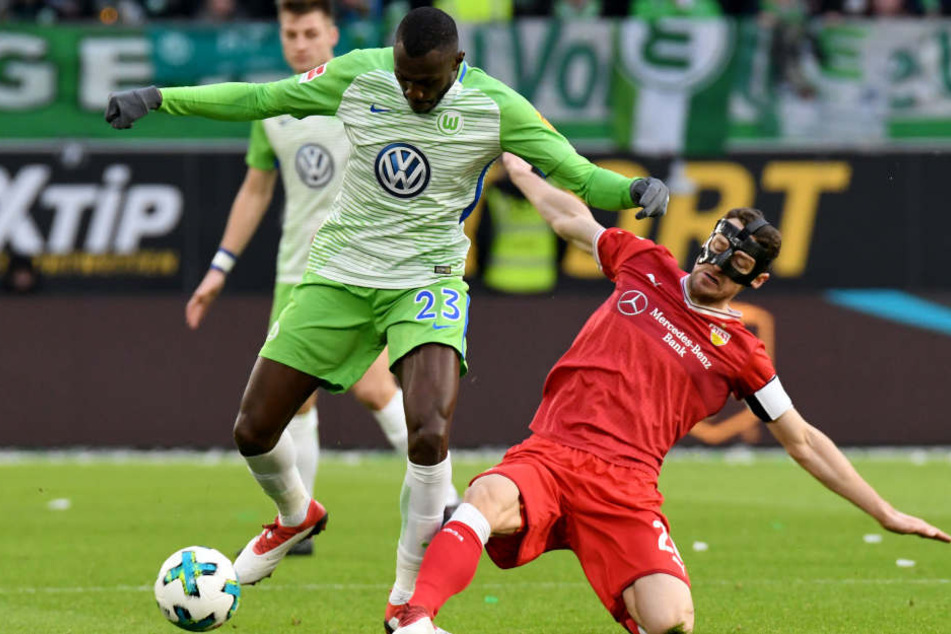 Wolfsburgs Josuha Guilavogui (l) und Stuttgarts Christian Gentner kämpfen um den Ball.