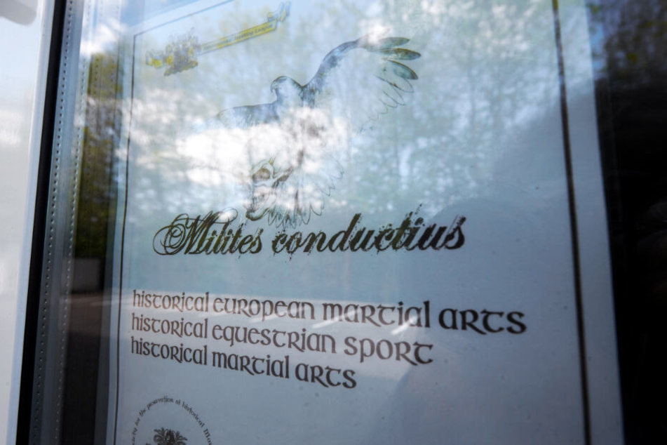 Ein Werbeplakat hängt im Schaufenster eines Mittelalterladens. Diesen Laden betrieb ein 53-Jähriger, der am Wochenende leblos in einer Pension rund 600 Kilometer entfernt in Passau gefunden wurde.