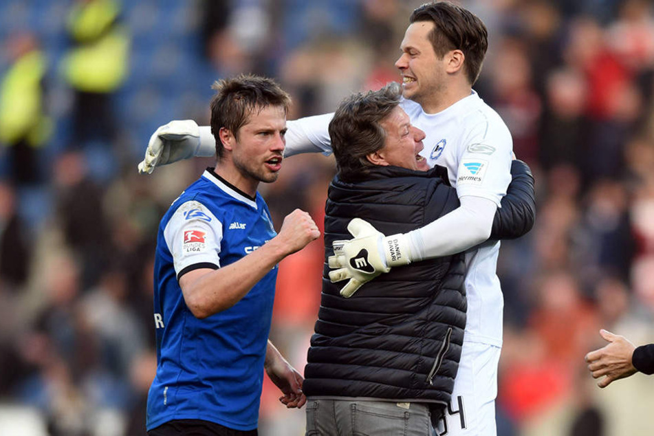 Jeff Saibene (mi.) schenkt dem Keeper Daniel Davari sein Vertrauen.