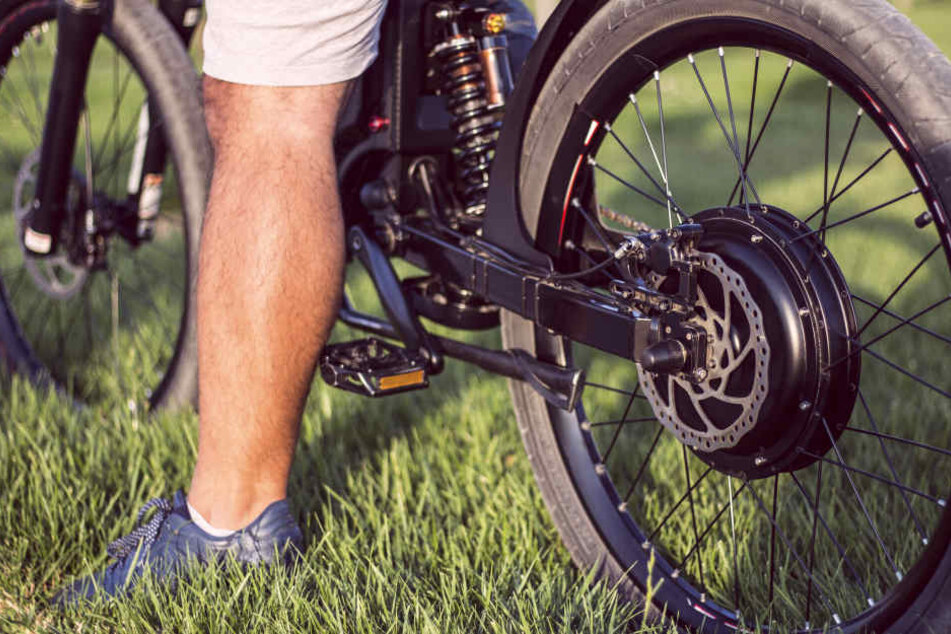 Der unbekannte Tote verunglückte auf einem Waldweg mit seinem E-Bike (Symbolbild).