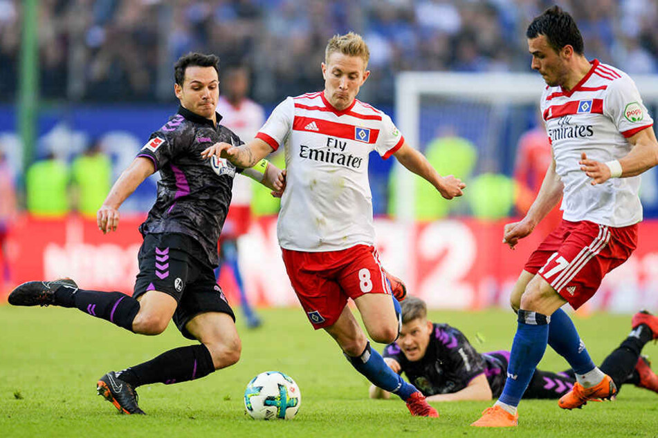 Matchwinner: HSV-Spieler Lewis Holtby im Duell mit Freiburgs Nicolas Höfler. Kann Holtby den HSV auch in Wolfsburg zum Sieg führen?
