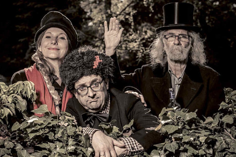 Sie leiten den "heiteren kulinarischen Spaziergang", vermitteln dabei in der Kluft russischer Friedhofsbettler Bestattungskultur: Die Schauspieler Markward Herbert Fischer (53, M.), Christian Mögel und Annette Richter vom Literaturtheater Dresden.
