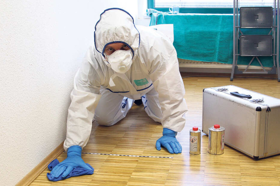 Mit Desinfektionsmitteln und Industriereinigern beseitigt Tatortreiniger Thomas Kundt (41) die Spuren von Verbrechen, Suiziden und tragischen Todesfällen von Böden und Wänden.