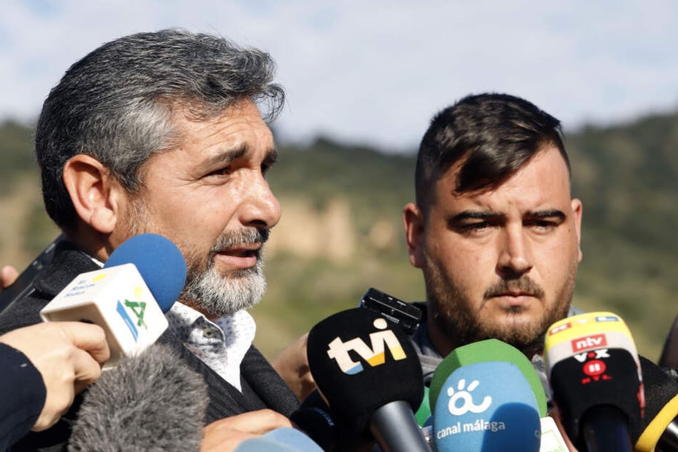 Jose Ribello (rechts), der Vater des zweijährigen Julen, spricht zu Journalisten.