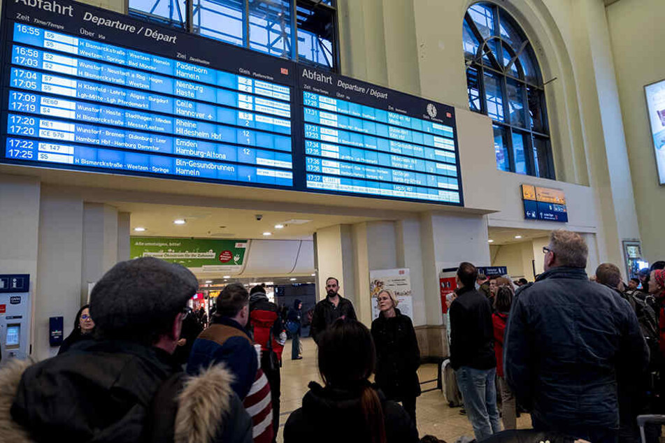 Besonders im Norden ist der Bahnverkehr am Montag nahezu unmöglich.