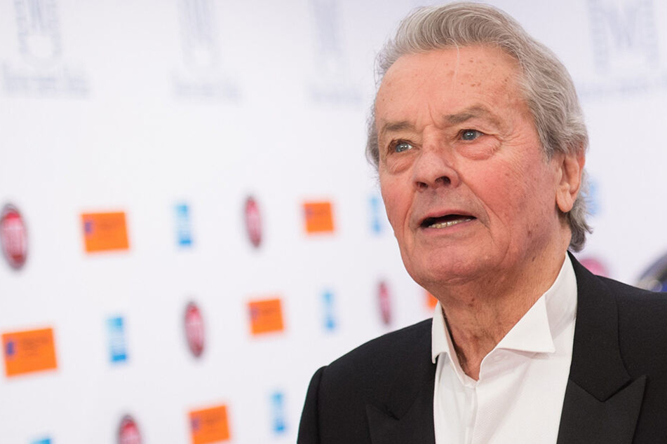 Der französische Schauspieler Alain Delon muss sich nach einer Herz-Kreislauf-Schwäche und einer leichten Hirnblutung schonen.