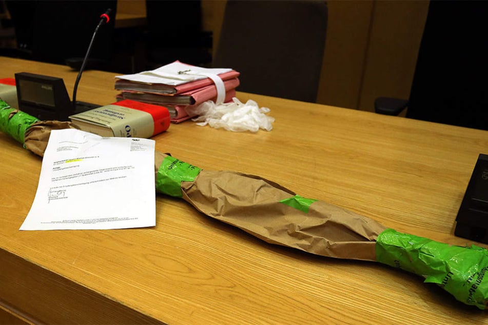Mit diesem eingepackten Spatenstiel soll der 28-Jährige das Opfer erschlagen haben.
