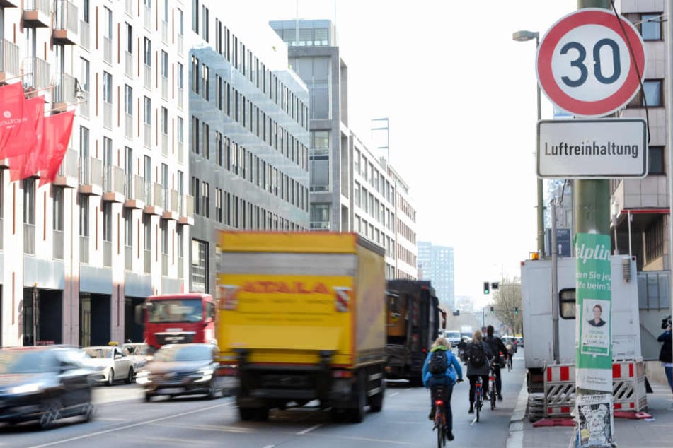 Fünf Wochen nach der Einführung des Tempo-30-Modells auf der Leipziger Straße, will die Polizei nun die Einhaltung kontrollieren.