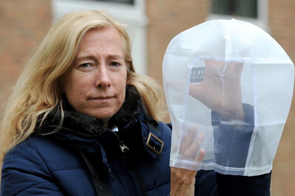 Bei der Polizei in Bremen wurden die Spuckschutzhauben bereits eingeführt. Sie werden im Bedarfsfall speichelnden Angreifern über den Kopf gezogen.