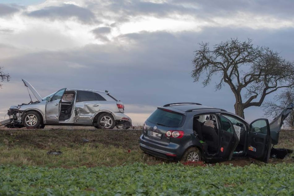 Drei Personen wurden bei dem Unfall schwer verletzt.