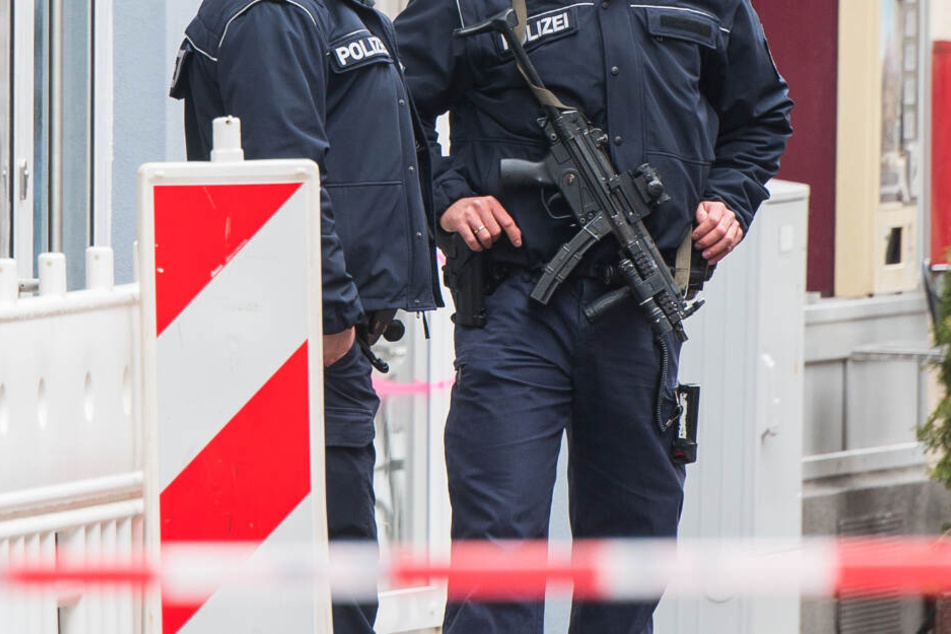 Zwei Polizisten stehen am 27. April 2019 mit Maschinenpistolen im abgesperrten Bereich.