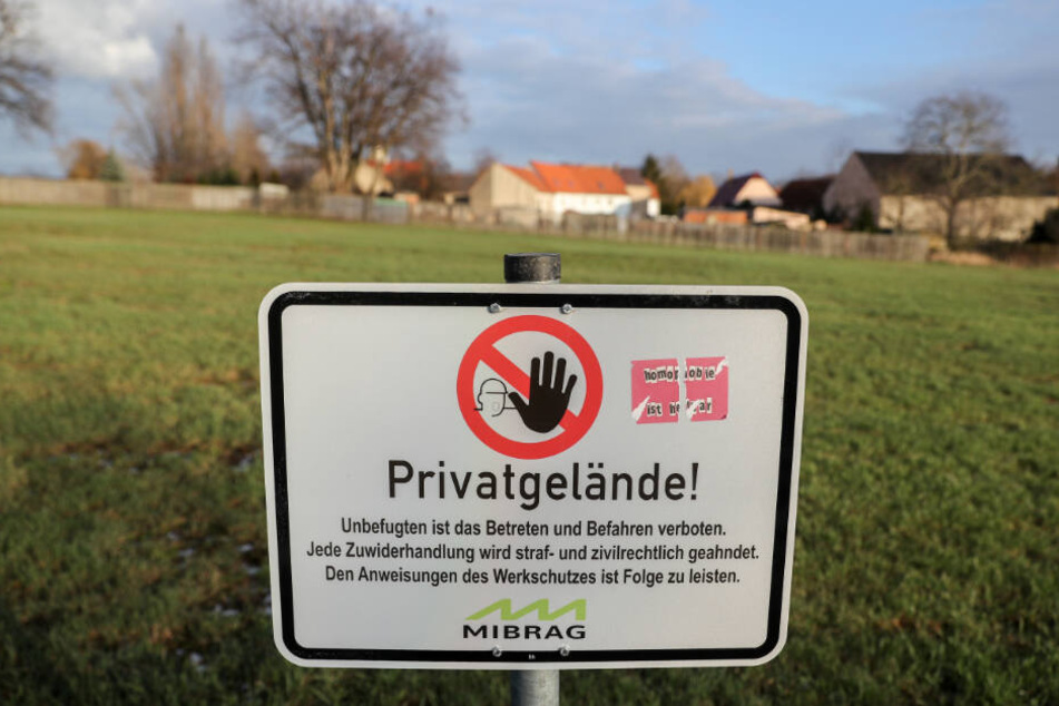Ein Schild der Mibrag warnt an einem Grudstück vor dem Betreten von Privatgelände. Für eine mögliche Erweiterung des Tagebaus Vereinigtes Schleenhain ab 2040 müsste das Dorf weichen.