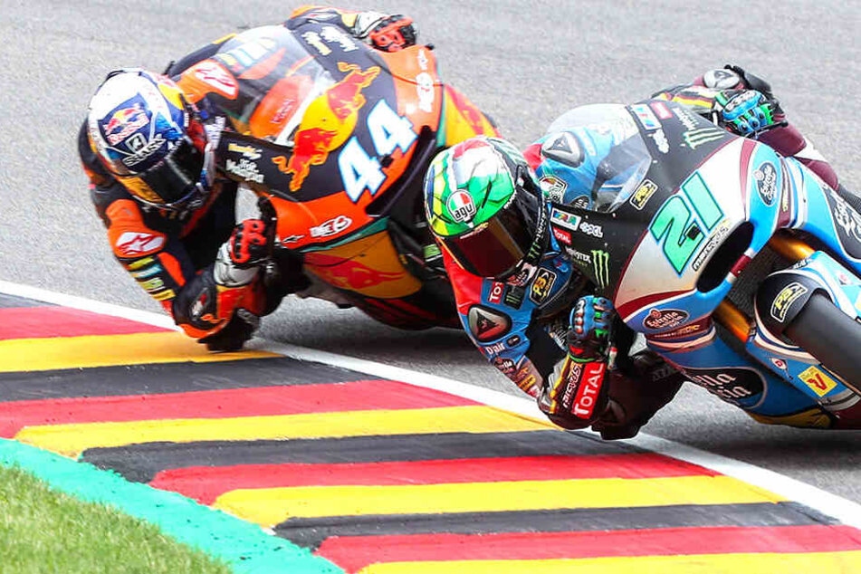 Motorrad-Piloten brettern über die Sachsenring-Rennstrecke und legen sich voll ins Zeug. Nach derzeitigem Stand in diesem Jahr zum letzten Mal auf dem Sachsenring.
