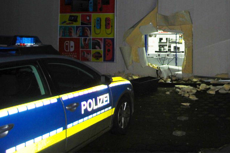 In der Außenwand des Markts klafft ein großes Loch.