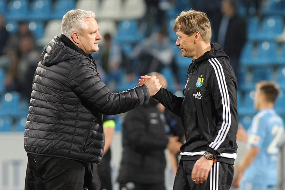 Sportdirektor Stephan Beutel (l.) hält an Trainer Sven Köhler fest - noch.