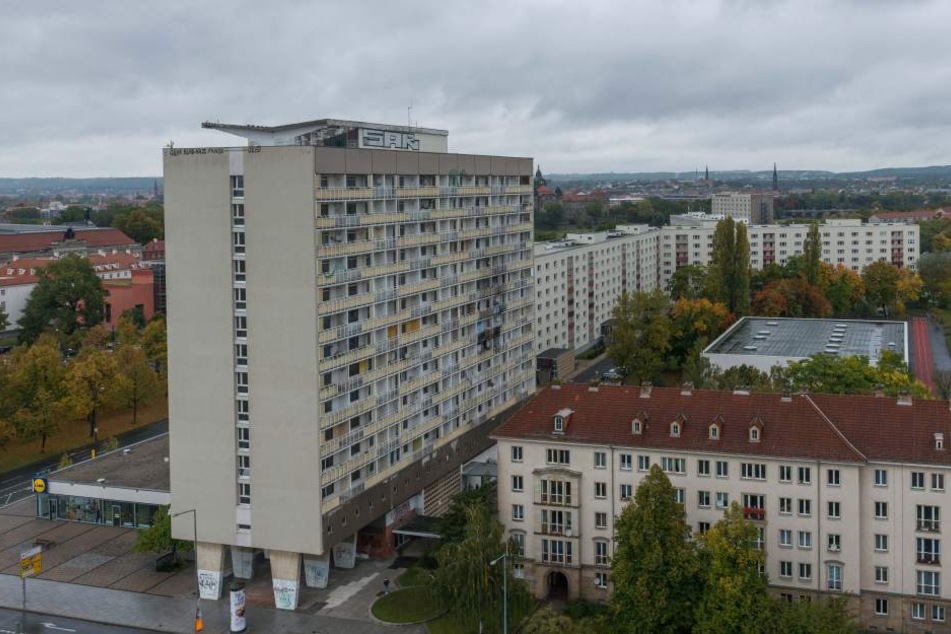 Das Hochhaus am Pirnaischen Platz soll saniert werden. Wegen Brandschutzmängel lässt die Stadt sogar räumen.