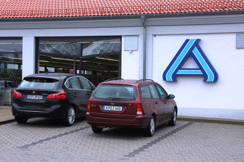 Irre! In dieses Fenster krachten die Zigarettendiebe mit einem geklauten
Pizza-Auto.