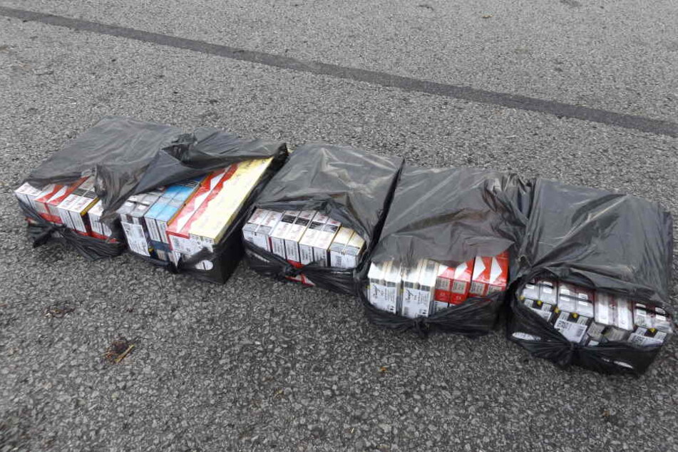 Ein einem Auto fanden die Zöllner 4000 Zigaretten in schwarzen Tüten verpackt.