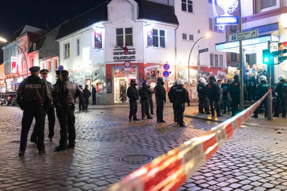 Die Polizei sperrte für den Einsatz die Davidstraße und mehrere Nebenstraßen ab.