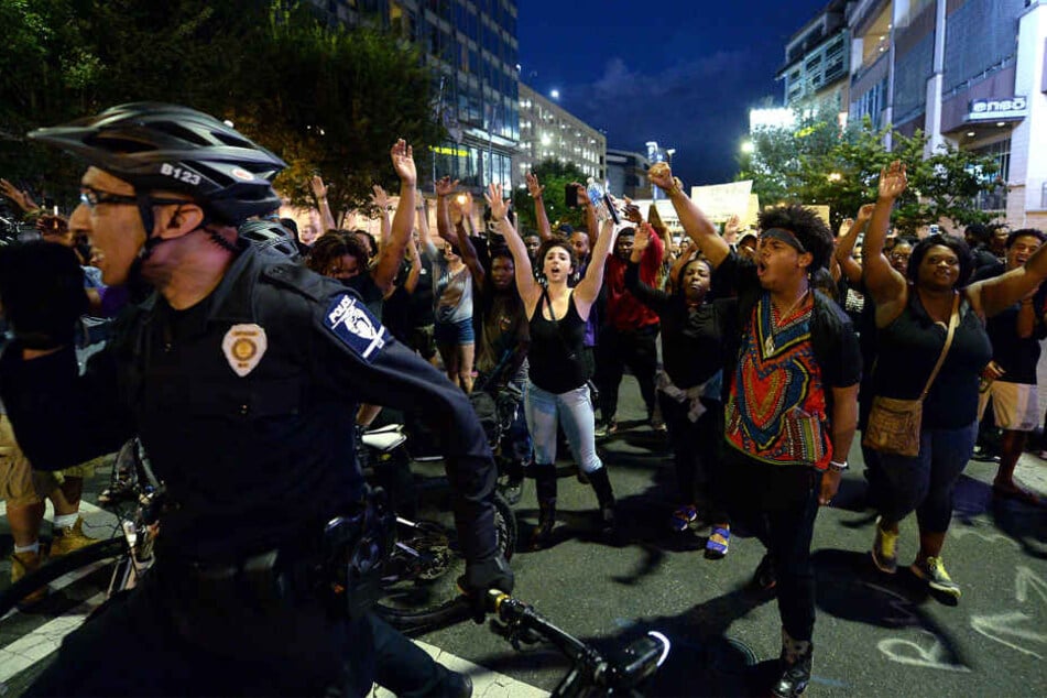 Nach Krawallen bei Protesten gegen Polizeigewalt, wurde in den USA der Ausnahmezustand ausgerufen.