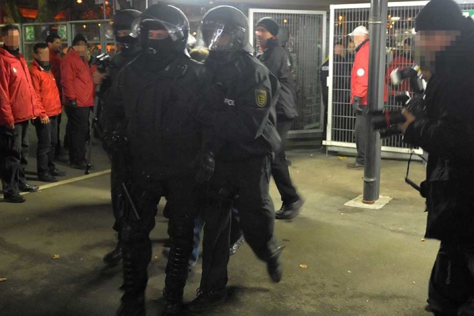 Insgesamt fünf Polizisten wurden bei dem Einsatz verletzt, neun Personen festgenommen. (Symbolbild)