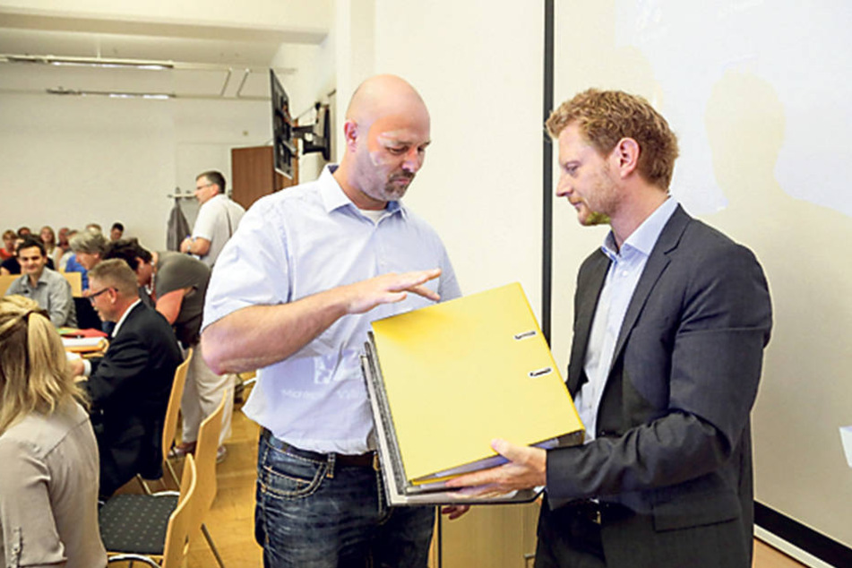 Nico Köhler (40, l.) übergab Baudezernent Michael Stötzer (43, Grüne) 10047
Unterschriften für den Erhalt des Neefeparks.