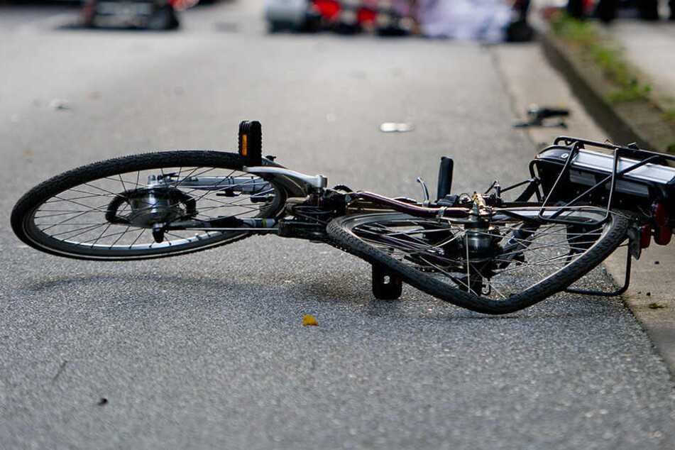 Der Radfahrer war gegen eine Autotür geprallt und starb an seinen schweren Verletzungen. (Symbolbild)