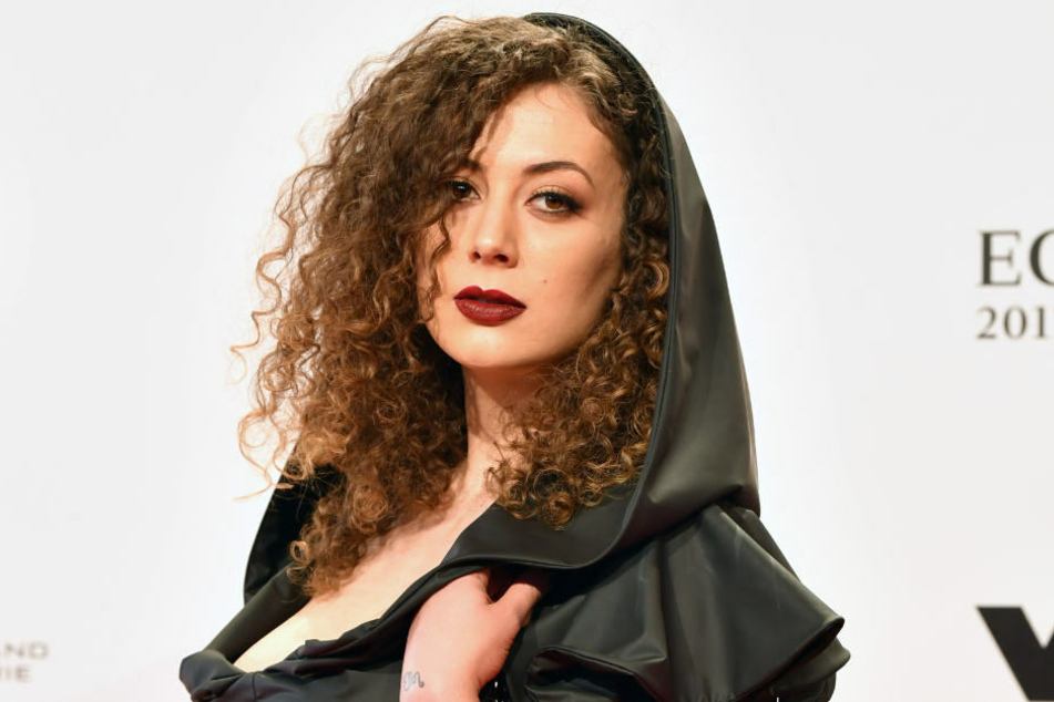 So haben die TV-Zuschauer Leila Lowfire Folge über Folge erlebt: bekleidet.