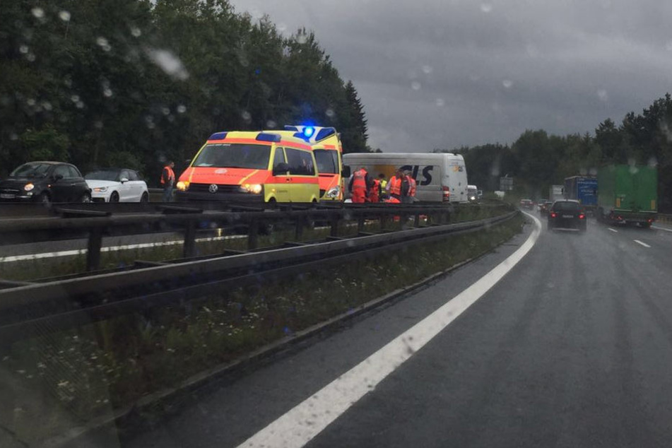 Retter an der Unfallstelle auf der A72.