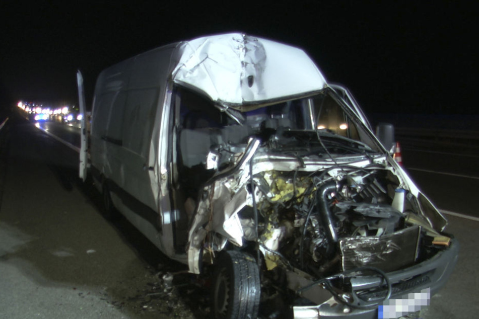 Der Kleintransporter war nach dem Unfall kaum noch als solcher auszumachen.