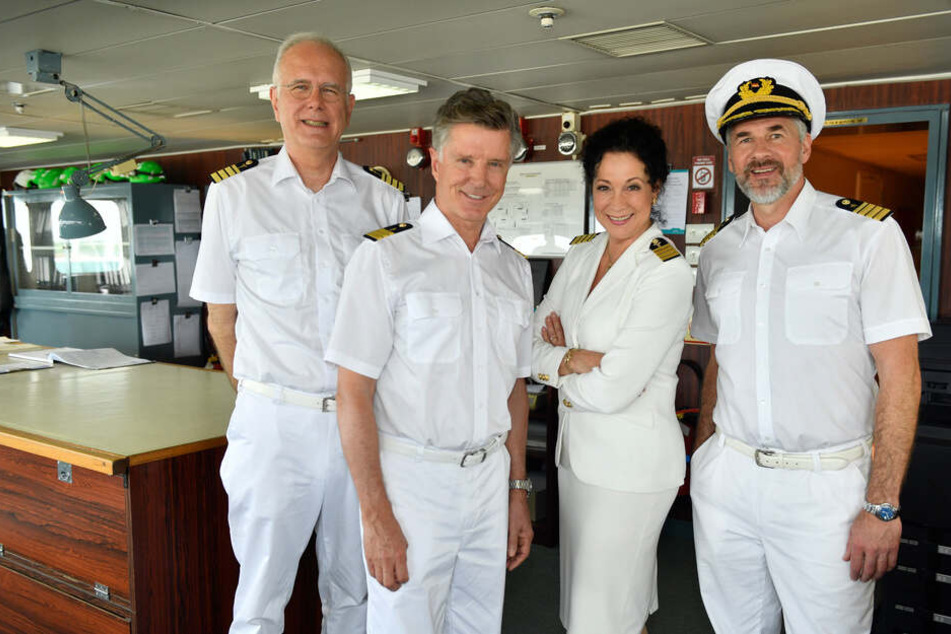Die "Traumschiff"-Crew: Oskar Schifferle (Harald Schmidt), Dr. Sander (Nick Wilder), Hanna Leibhold (Barbara Wussow) und Offizier Martin Grimm.