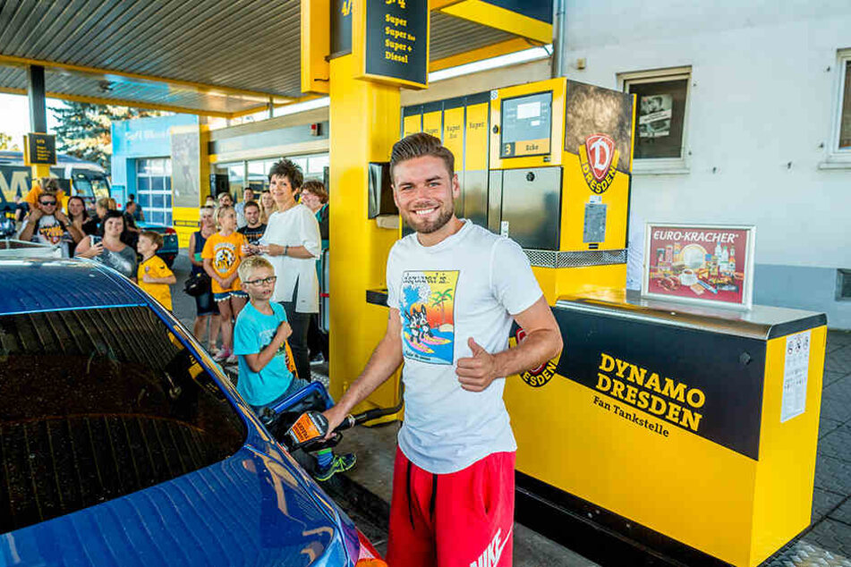 Niklas Kreuzer zapft Benzin an der neu lackierten Dynamo-Tanke.