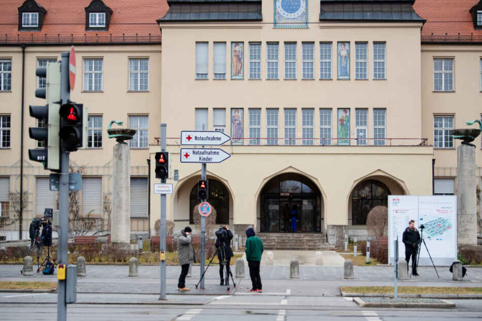 Kamerateams stehen vor dem Haupteingang des Klinikums Schwabing. Der erste bestätigte Coronavirus-Patient in Deutschland liegt auf der Isolierstation im Münchner Klinikum Schwabing.