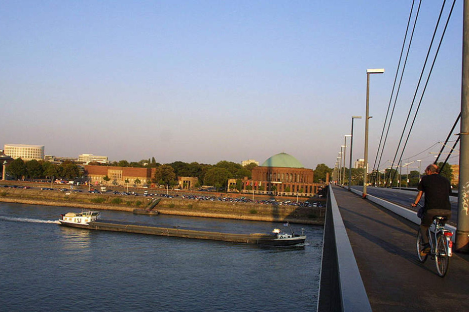 Von dieser Brücke fiel die junge Frau (19) in den Rhein. (Symbolbild)