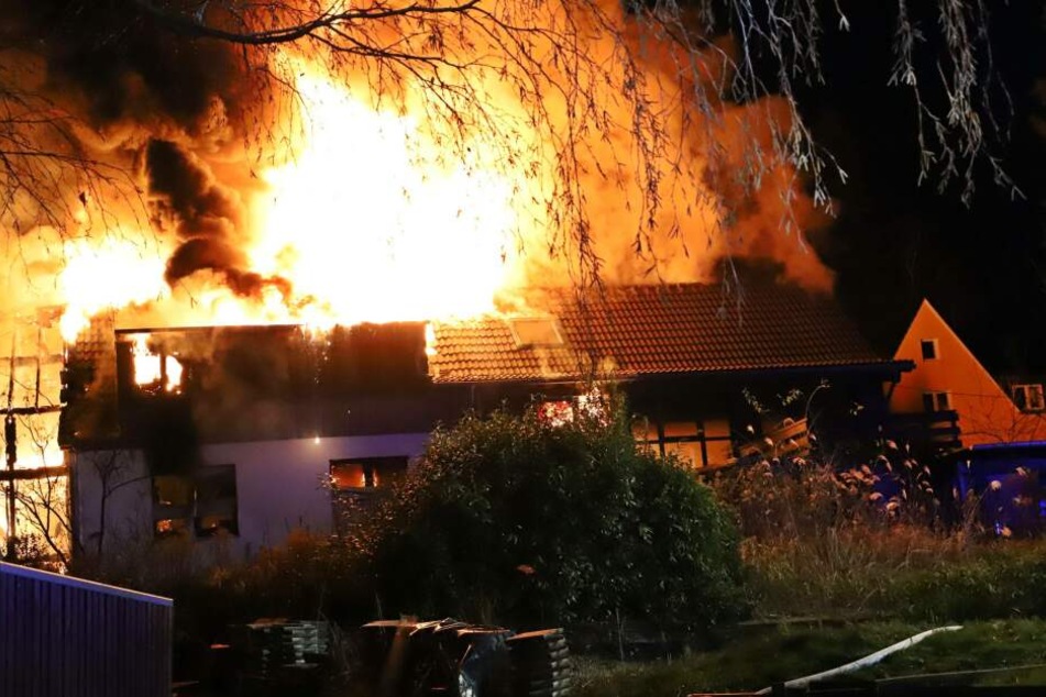 Das Feuer breitete sich schnell aus.