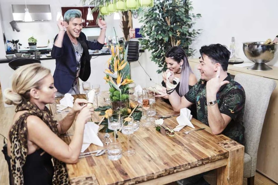 Am 1. April ist die Katzenberger-Schwester bei "Das perfekte Promi-Dinner" mit Tatjana Gsell, Daniele Negroni und Matthias Mangiapane (v.l.n.r.) zu sehen.