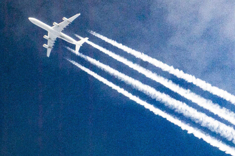Ein Flugzeug in der Luft.