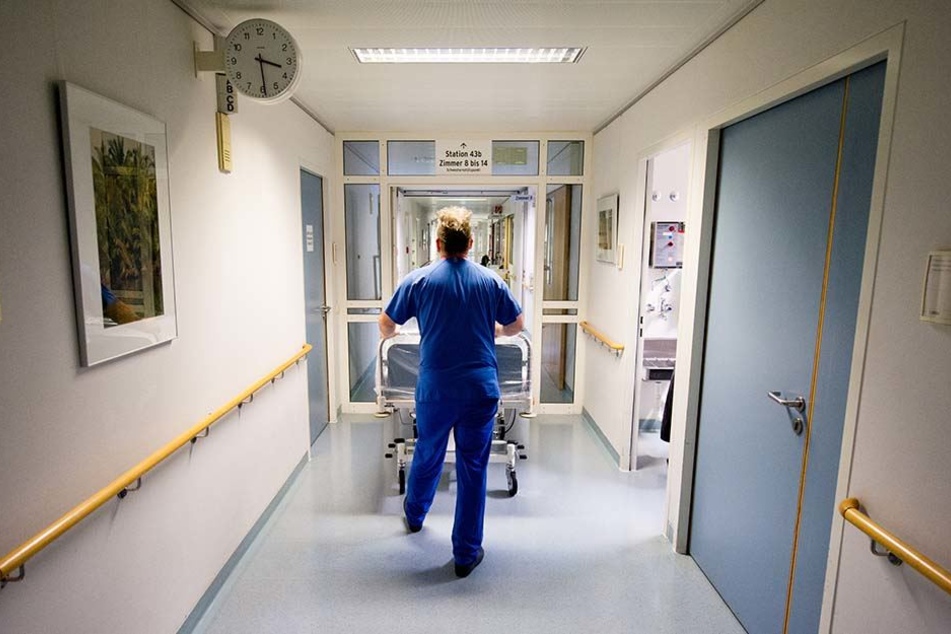 In einer Reha-Klinik in Bad Düben soll sich en 31-jähriger Krankenpfleger an seiner halbseitig gelähmten Patientin vergangen haben (Symbolbild).