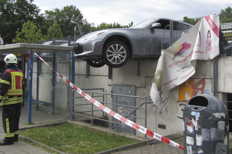 Die Feuerwehr konnte den Wagen stabilisieren und abtransportieren.