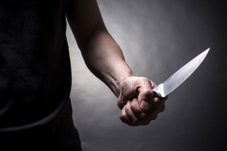 Ein Täter verletzte das Opfer mit einem Messer. (Symbolbild)
