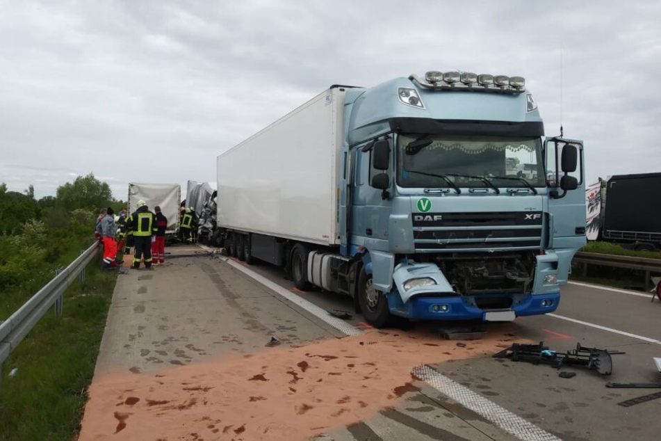 Die A14 musste wegen des schweren Unfalls voll gesperrt werden.