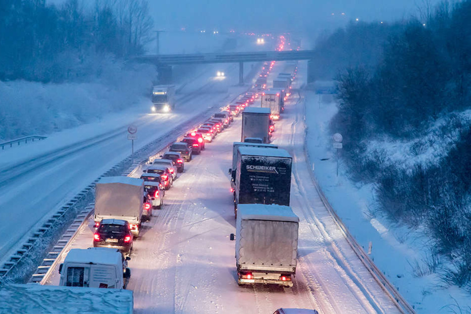 Die Schneemassen sorgten vielerorts für kilometerlange Staus.