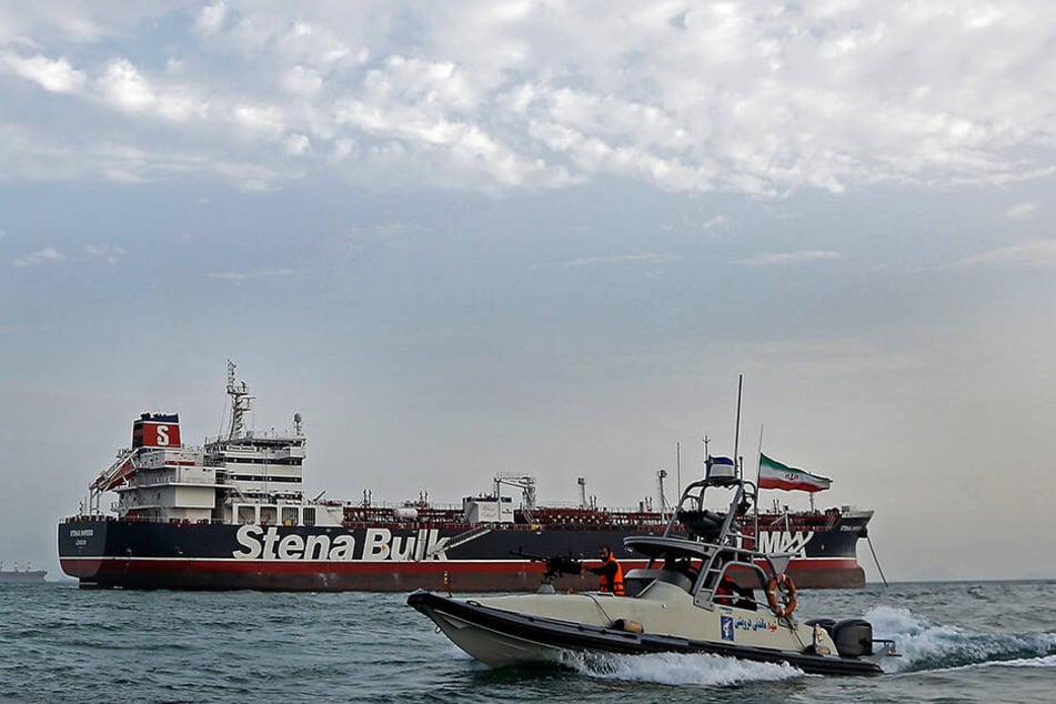 Ein Schnellboot der iranischen Revolutionsgarde bewegt sich um britischen Öltanker "Stena Impero".