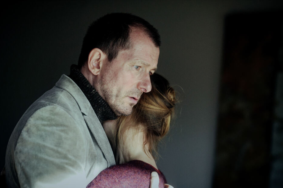Stefan Scheuer (Martin Lindow) und seine Ehefrau Maria (Isabella Bartdorff) versuchen das Unfassbare zu begreifen.